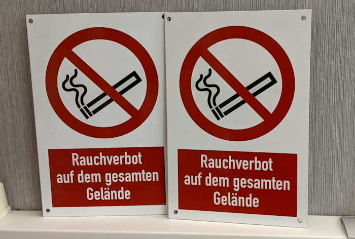 Die eigentlich obsoleten Rauchverbot-Schilder